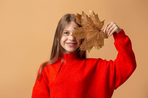 Foto gratuita persona de otoño con ropa acogedora