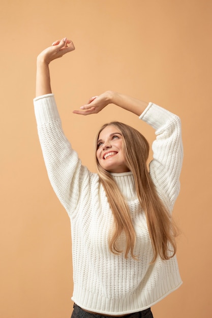 Foto gratuita persona de otoño con ropa acogedora