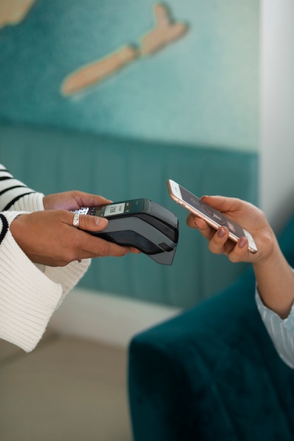 Persona pagando con tecnología nfc en un restaurante