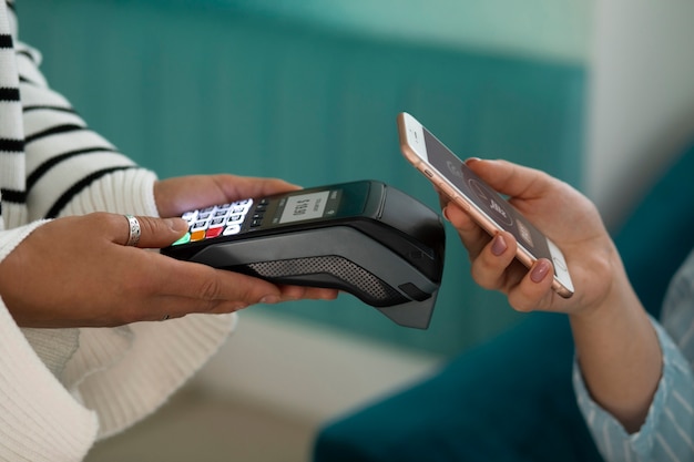 Persona pagando con tecnología nfc en un restaurante