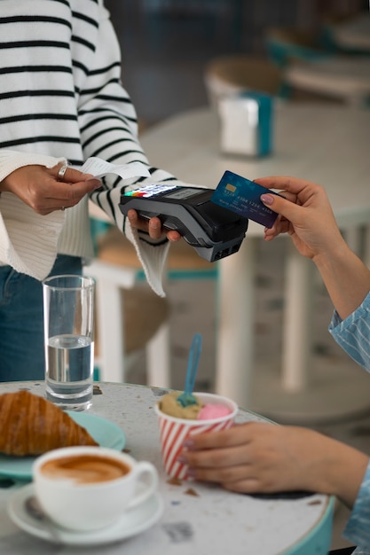 Persona pagando con tecnología nfc en un restaurante