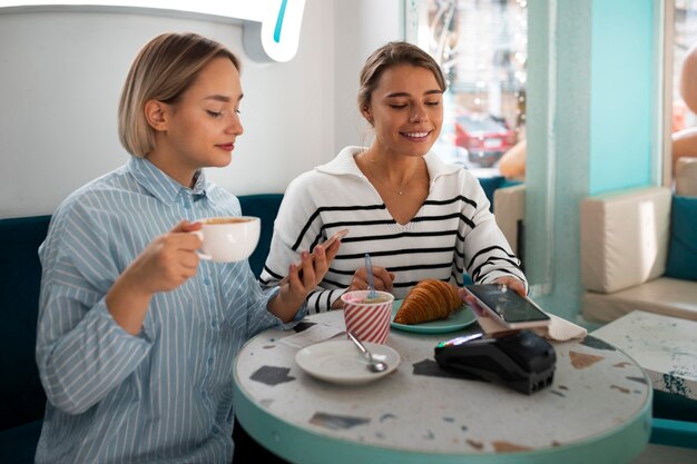 Persona pagando con tecnología nfc en un restaurante