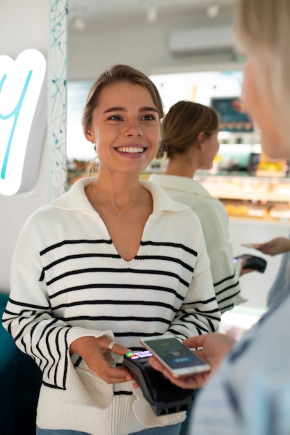 Persona pagando con tecnología nfc en un restaurante