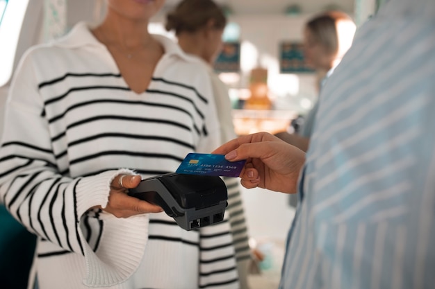 Persona pagando con tecnología nfc en un restaurante