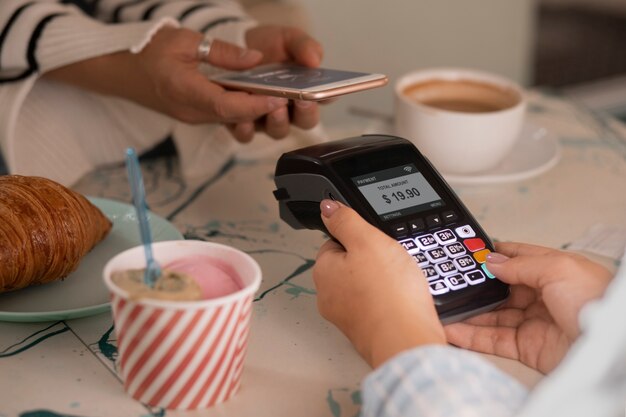 Persona pagando con tecnología nfc en un restaurante