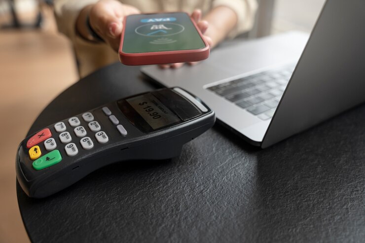Foto gratuito persona pagando usando tecnología nfc
