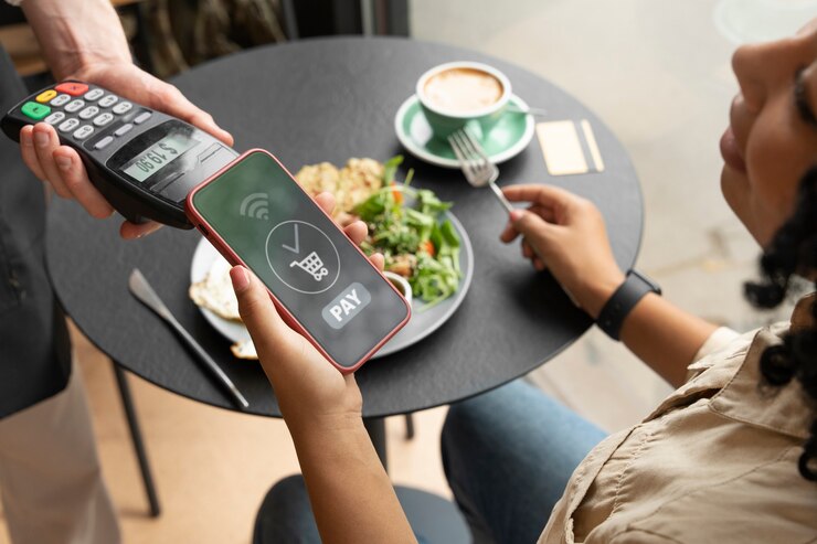 Foto gratuito persona pagando usando tecnología nfc