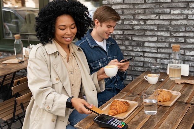 Persona pagando usando tecnología nfc