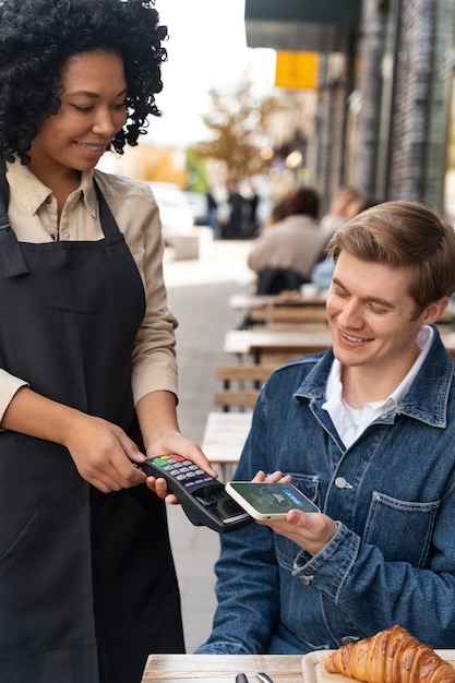 Persona pagando usando tecnología nfc