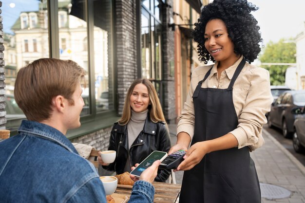 Persona pagando usando tecnología nfc