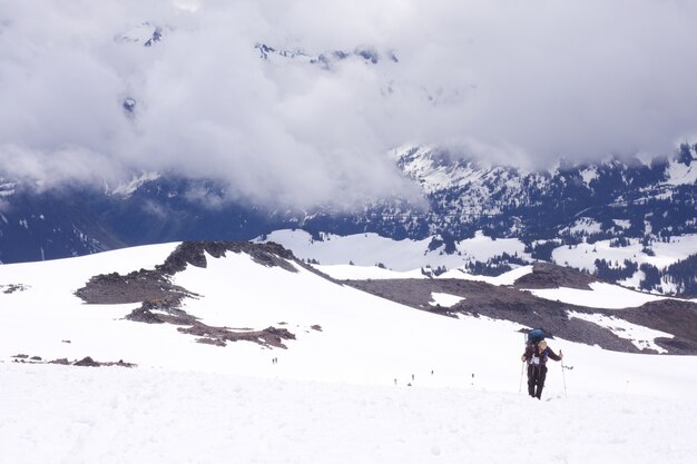 Persona paseando en el Parque Nacional Monte Rainier durante el invierno