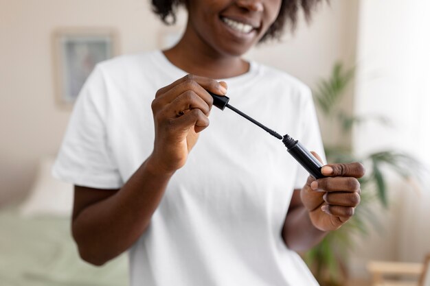 Persona poniendo maquillaje