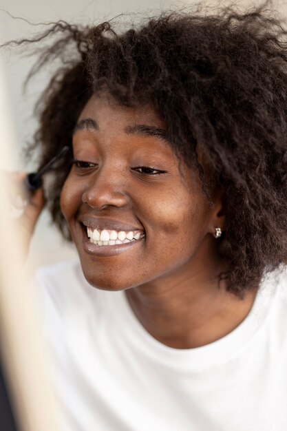 Persona poniendo maquillaje