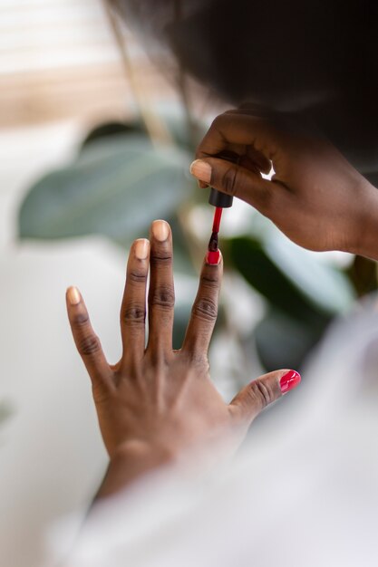 Persona poniéndose esmalte de uñas