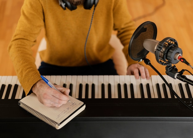 Foto gratuita persona practicando música en home studio