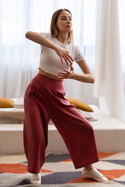 Persona practicando tai chi en interiores