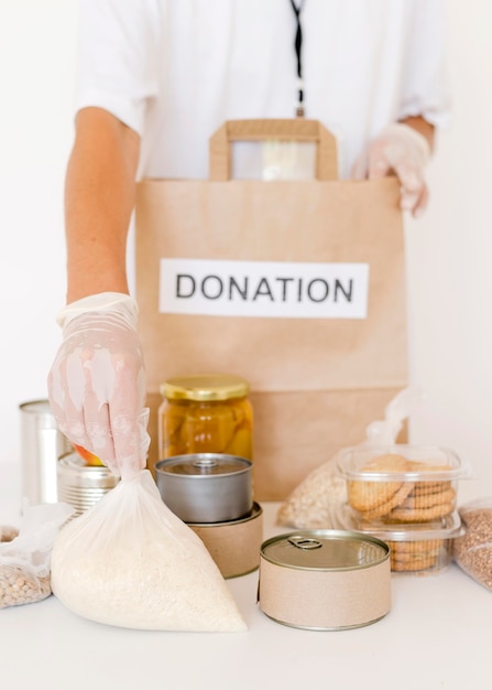 Persona preparando bolsa con comida para donar