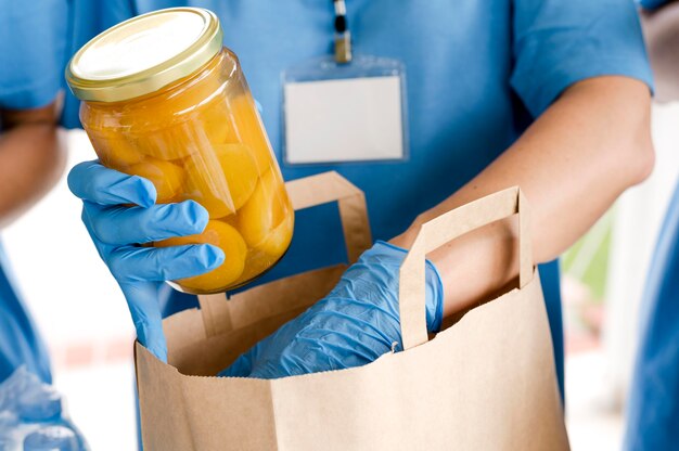 Persona preparando bolsa con provisiones para el día de la comida