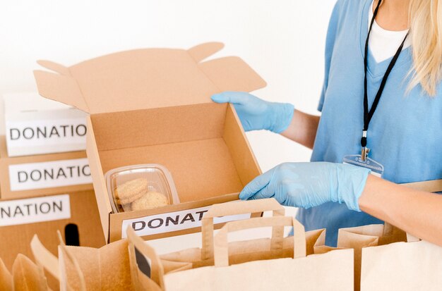 Persona preparando bolsas con comida para donación