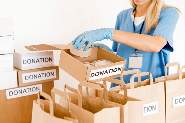 Persona preparando bolsas de comida para donación