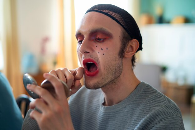 Persona preparando su traje de drag