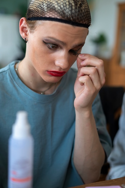 Foto gratuita persona preparando su traje de drag