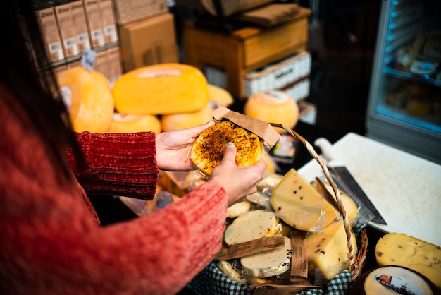 Persona de primer plano con arreglo de queso