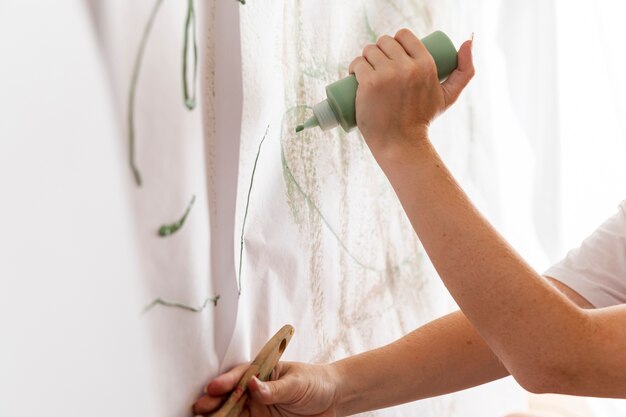 Persona de primer plano con botella de pintura