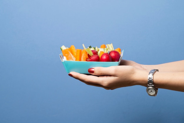 Foto gratuita persona de primer plano con comida sana