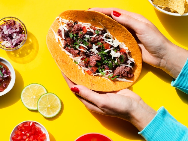 Foto gratuita persona de primer plano con deliciosa comida mexicana