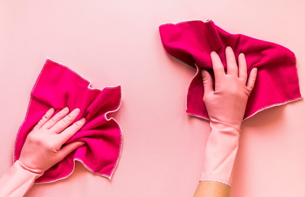 Persona de primer plano con guantes y ropa rosa