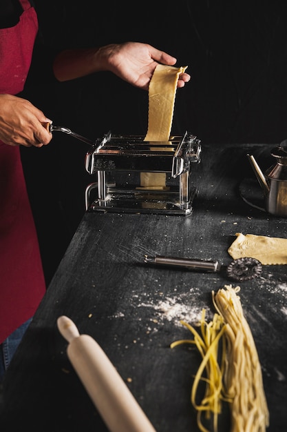 Persona de primer plano con máquina de pastelería