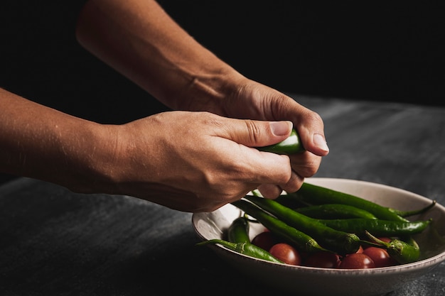 Persona de primer plano con pimiento verde