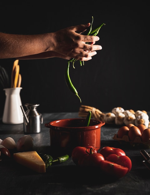 Persona de primer plano con pimientos verdes