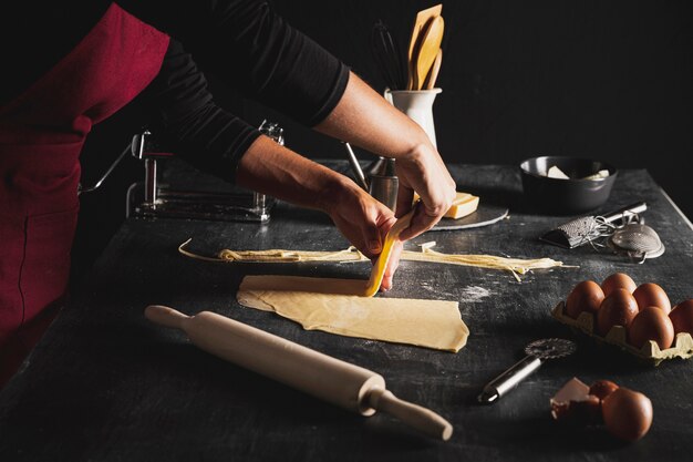 Persona de primer plano preparando masa para pasta