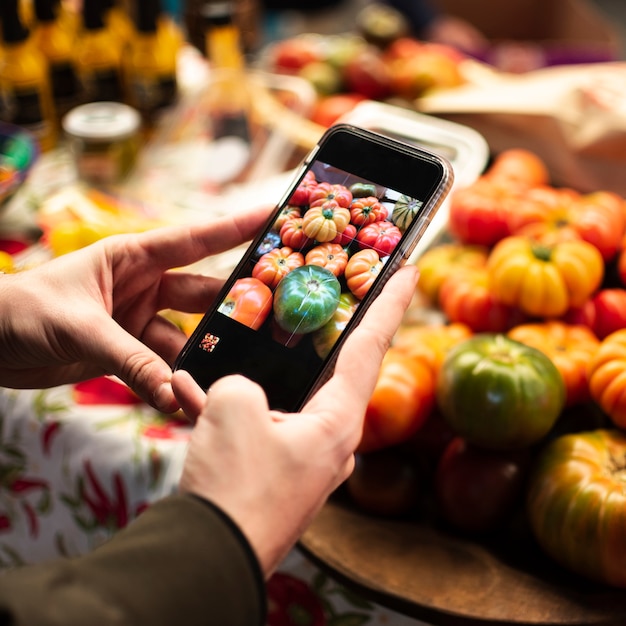 Persona de primer plano tomando una foto de verduras