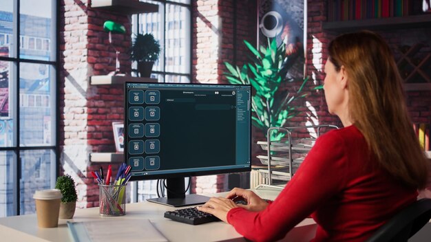 Persona profesional interactuando con un chatbot de IA en una pantalla de computadora