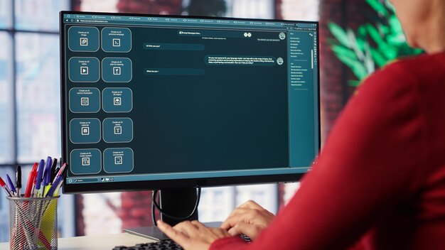 Persona profesional interactuando con un chatbot de IA en una pantalla de computadora