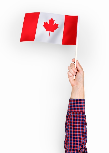 Persona que agita la bandera de Canadá