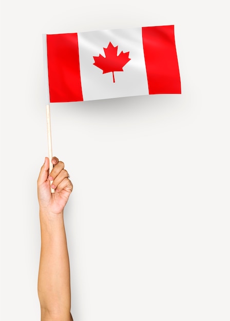 Persona que agita la bandera de Canadá