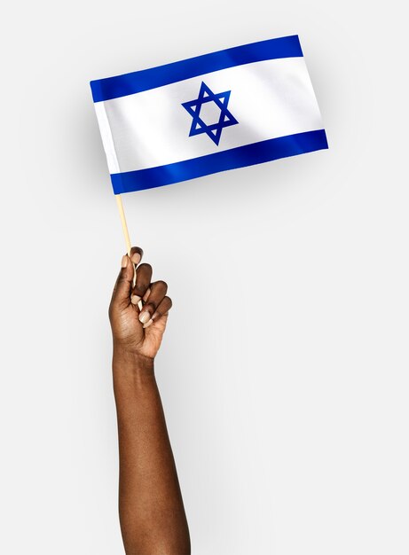 Persona que agita la bandera del Estado de Israel