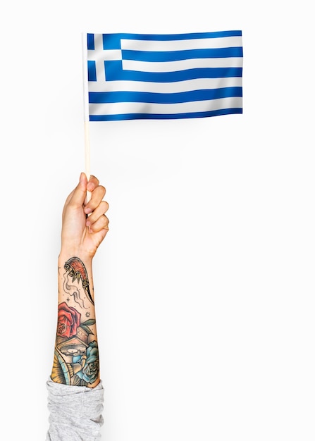 Persona que agita la bandera de Grecia