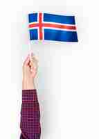 Foto gratuita persona que agita la bandera de islandia