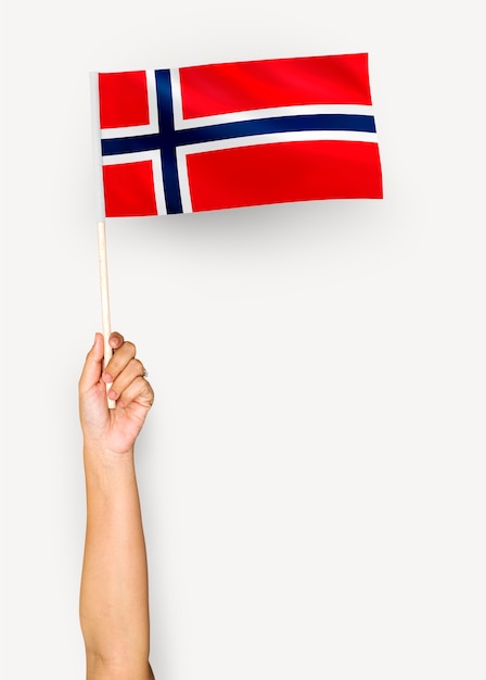 Persona que agita la bandera del Reino de Noruega