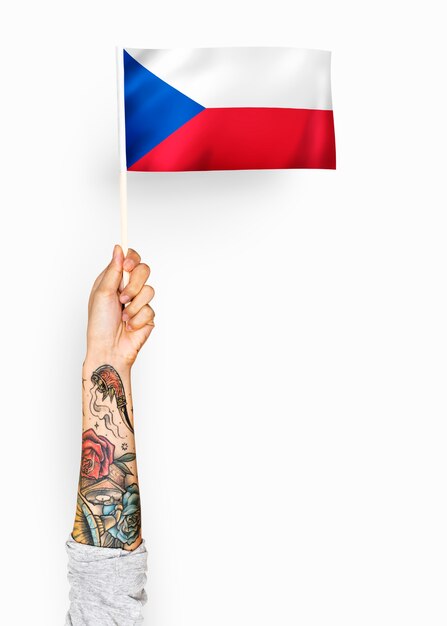 Persona que agita la bandera de la República Checa