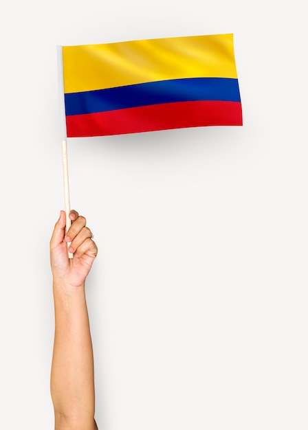 Persona que agita la bandera de la República de Colombia