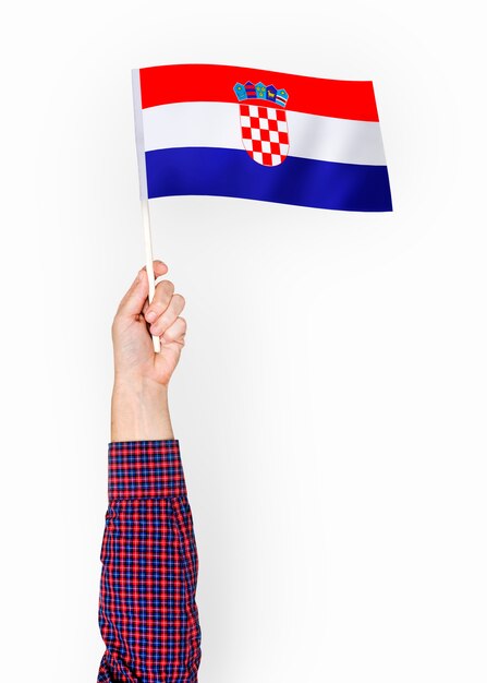Persona que agita la bandera de la República de Croacia