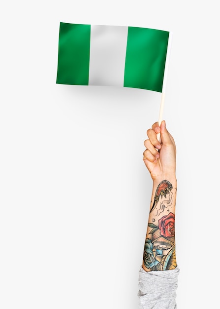 Persona que agita la bandera de la República Federal de Nigeria