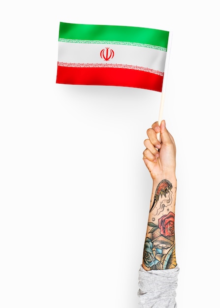 Persona que agita la bandera de la república islámica de irán