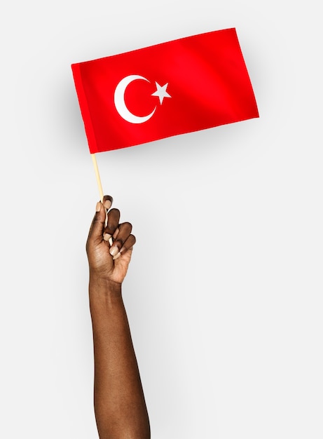 Persona que agita la bandera de la República de Turquía